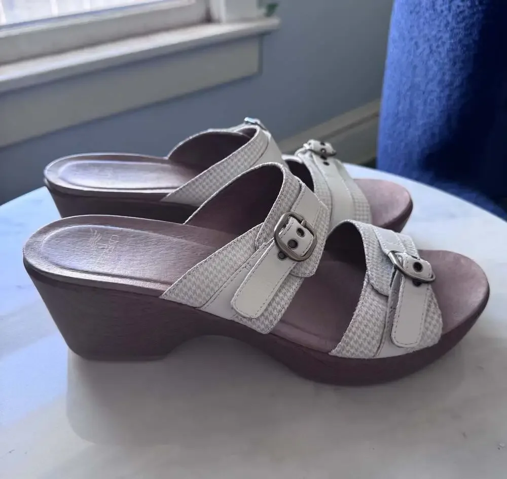 Dansko Jessie White Leather Cream Houndstooth 2 Strap Buckle Wedge Sandal 41